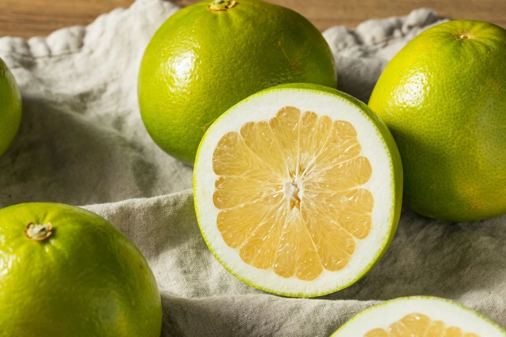 Pomelo nazywane jest  inaczej pomarańczą olbrzymią lub szadokiem