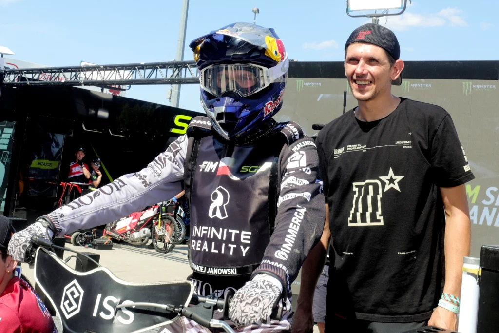 Maciej Janowski ze swoim bratem, mechanikiem w jego teamie. Maciej Janowski ze swoim bratem, mechanikiem w jego teamie.