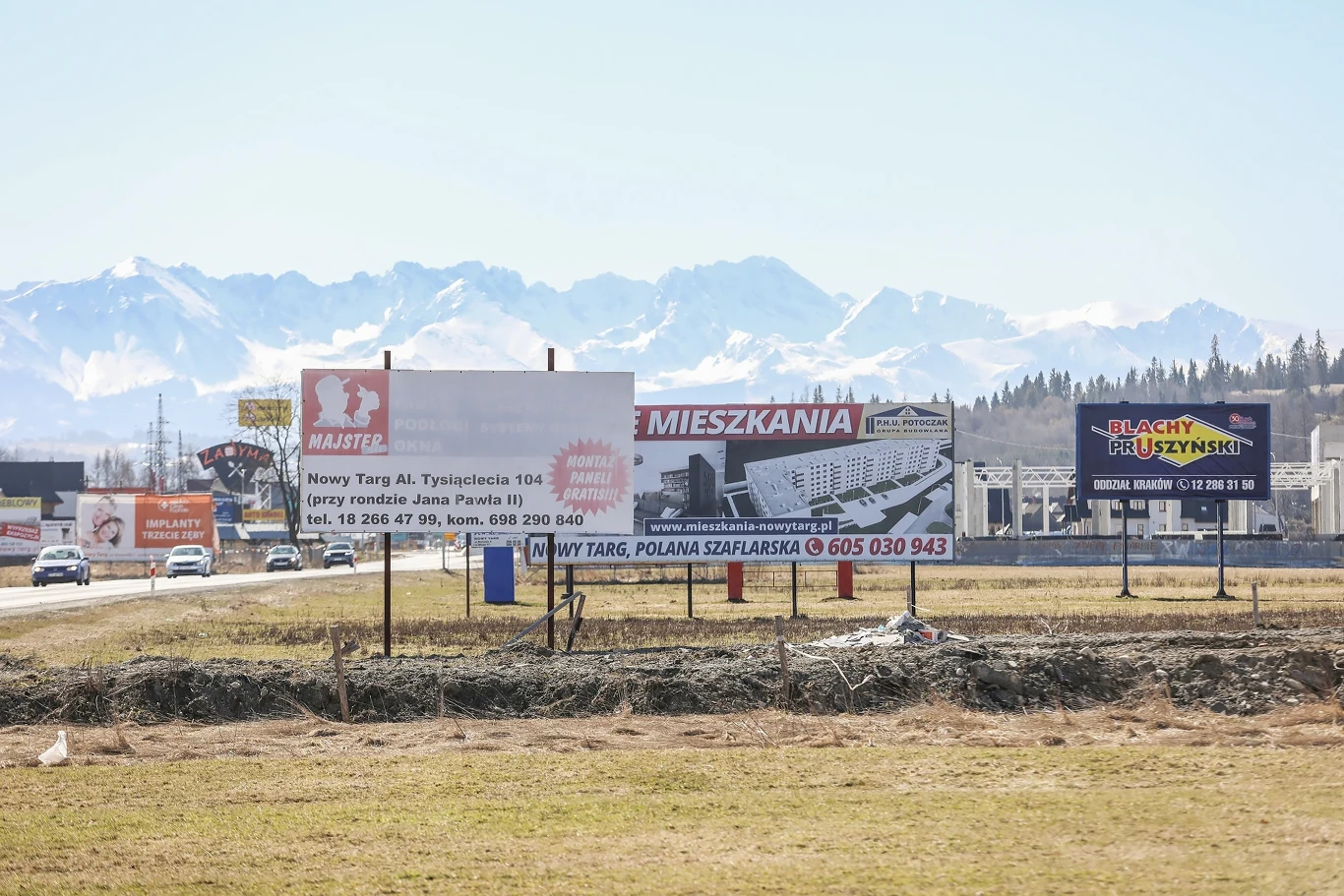 Gdzieś za tymi billboardami widać podobno Tatry Gdzieś za tymi billboardami widać podobno Tatry