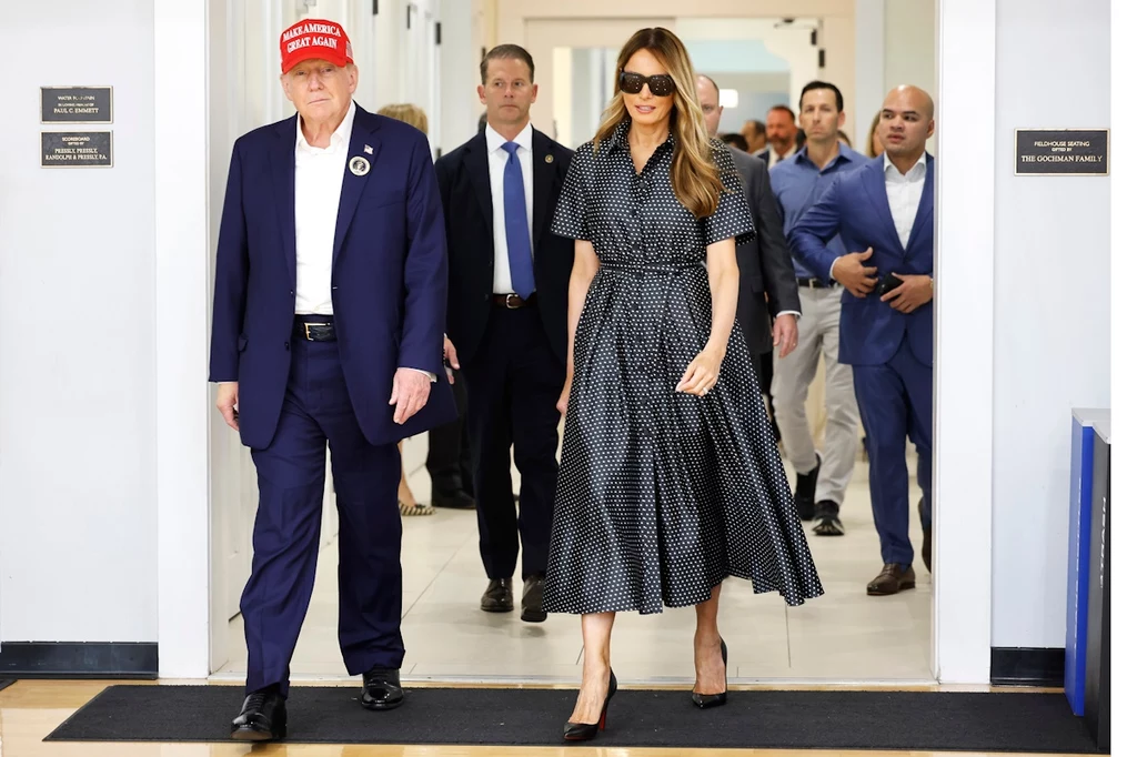 Melania Trump w skromnej i klasycznej sukience w stylu Polka Dots