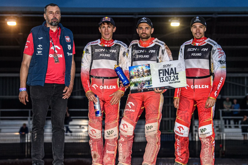 Reprezentacja Polski z awansem do finału SoN. Trener Rafał Dobrucki, Maciej Janowski, Bartosz Zmarzlik, Dominik Kubera. Reprezentacja Polski z awansem do finału SoN. Trener Rafał Dobrucki, Maciej Janowski, Bartosz Zmarzlik, Dominik Kubera.