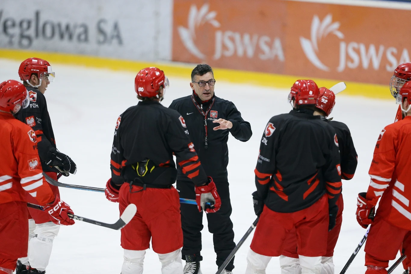 Trener Robert Kalaber z zawodnikami kadry