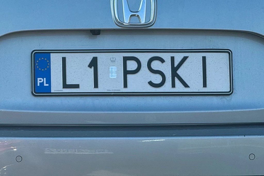 Tablice indywidualne podnoszą koszt rejestracji pojazdu o tysiąc złotych Tablice indywidualne podnoszą koszt rejestracji pojazdu o tysiąc złotych