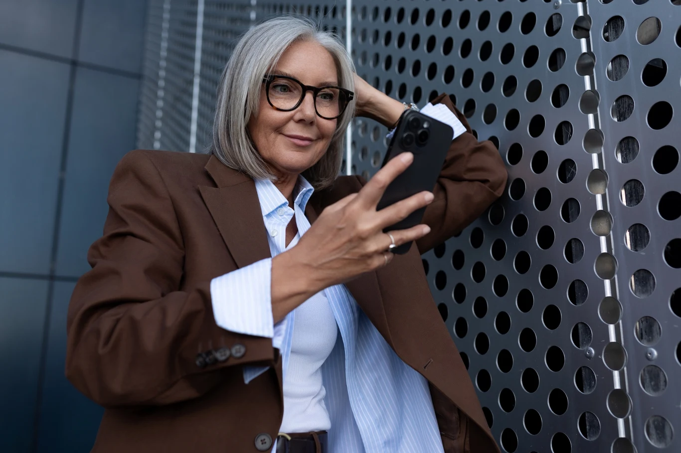 Wbrew utartym stereotypom, kobiety po 60-tce mogą wyglądać doskonale w dłuższych włosach.