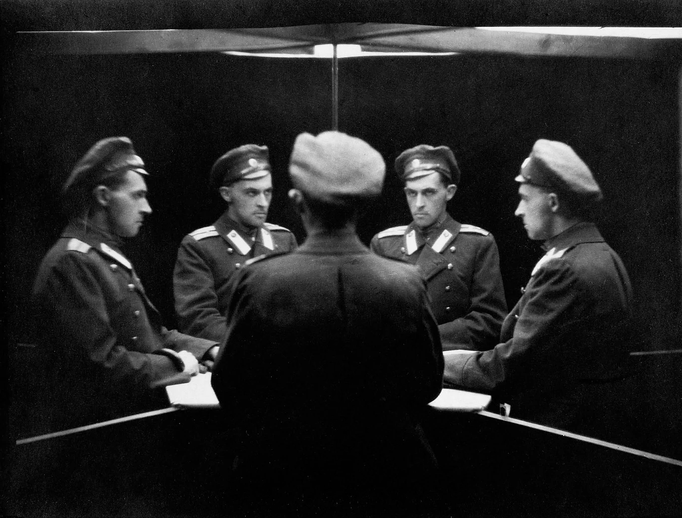 Sztuczna inteligencja dokończyła dramat Witkacego. Zdjęcie ilustracyjne: Stanisław Ignacy Witkiewicz, "Autoportret wielokrotny w lustrach". Sztuczna inteligencja dokończyła dramat Witkacego. Zdjęcie ilustracyjne: Stanisław Ignacy Witkiewicz, "Autoportret wielokrotny w lustrach".