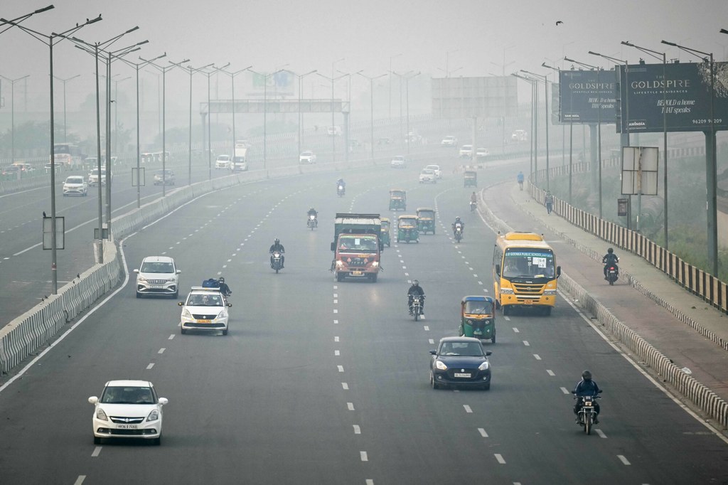 Stolicę Indii - Delhi - spowił gęsty smog. Władze chcą walczyć z nim przy pomocy sztucznego deszczu