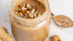 Czy warto sięgać po masło migdałowe? Jak spożywanie go wpływa na organizm? Sprawdzamy