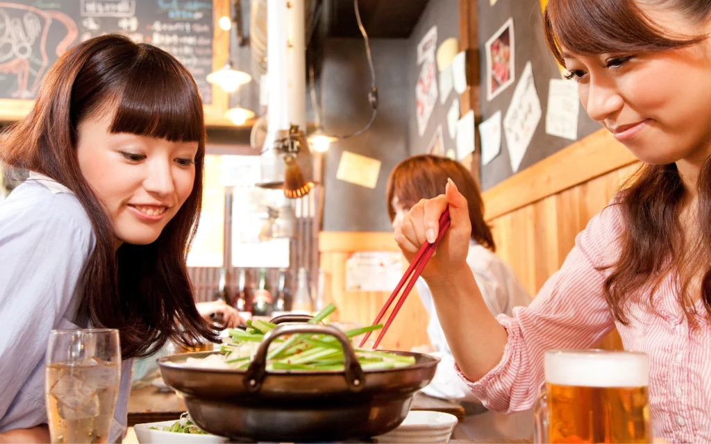 Japonki podczas posiłku w restauracji  