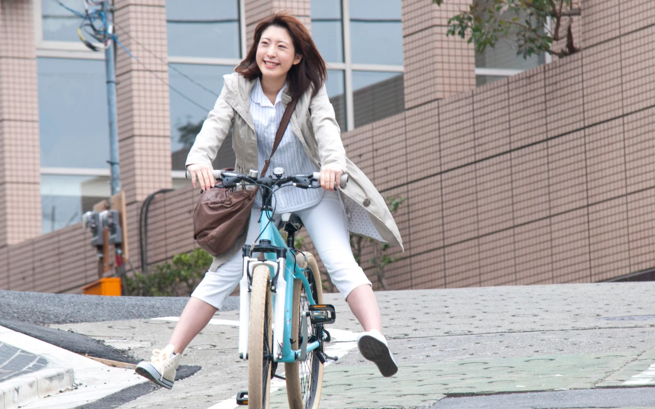 Szczęśliwa mieszkanka Japonii na rowerze 