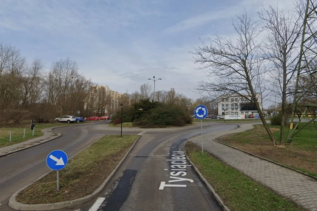 Na polskich drogach wciąż można spotkać ronda, przy których nie ma znaku A-7 (ustąp pierwszeństwa). Takim skrzyżowaniem o ruchu okrężnym jest choćby Rondo Biskupa Ignacego Jeża w Katowicach.