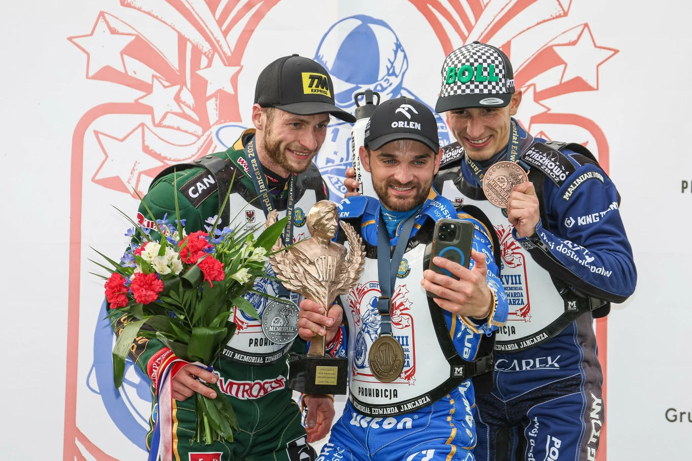 Kacper Woryna (z lewej). W środku Bartosz Zmarzlik, z prawej Piotr Pawlicki