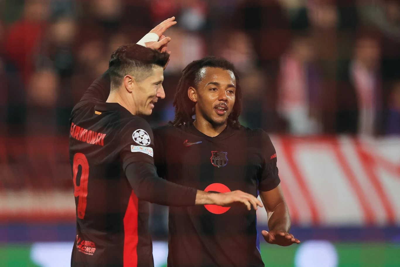 Jules Kounde i Robert Lewandowski Jules Kounde popisał się trzema asystami. Raz otworzył drogę do bramki "Lewemu"