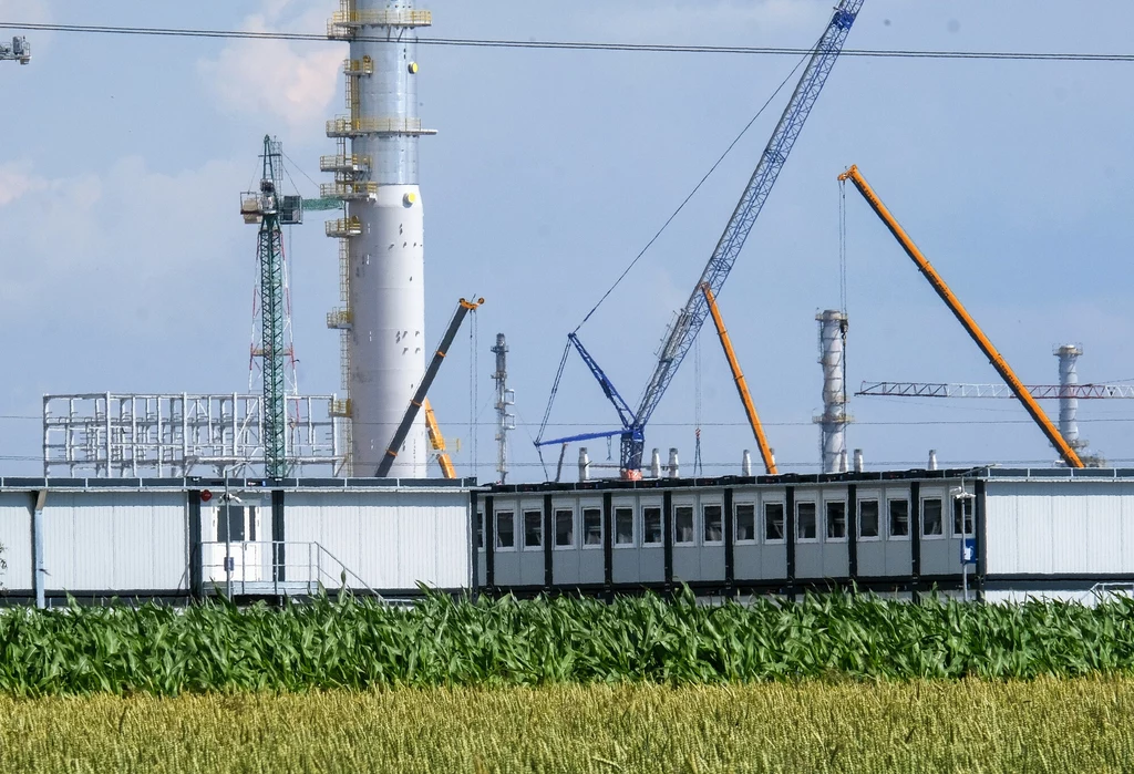 Budowa kompleksu Olefiny III. Na pierwszym planie miasteczko kontenerowe dla pracowników