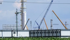 Budowa kompleksu Olefiny III. Na pierwszym planie miasteczko kontenerowe dla pracowników