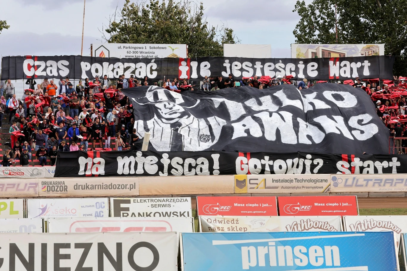 Kibice Startu Gniezno z transparentem jasno wyrażającym ich oczekiwania.