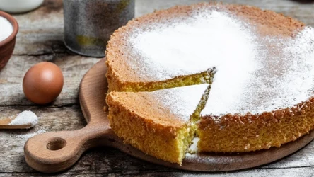 Miękkie i wilgotne ciasto jogurtowe z cukrem pudrem jest idealne do kawy czy herbaty. 