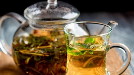 Aromatyczna herbata miętowa z dodatkiem miodu to świetny napój na trawienie 
