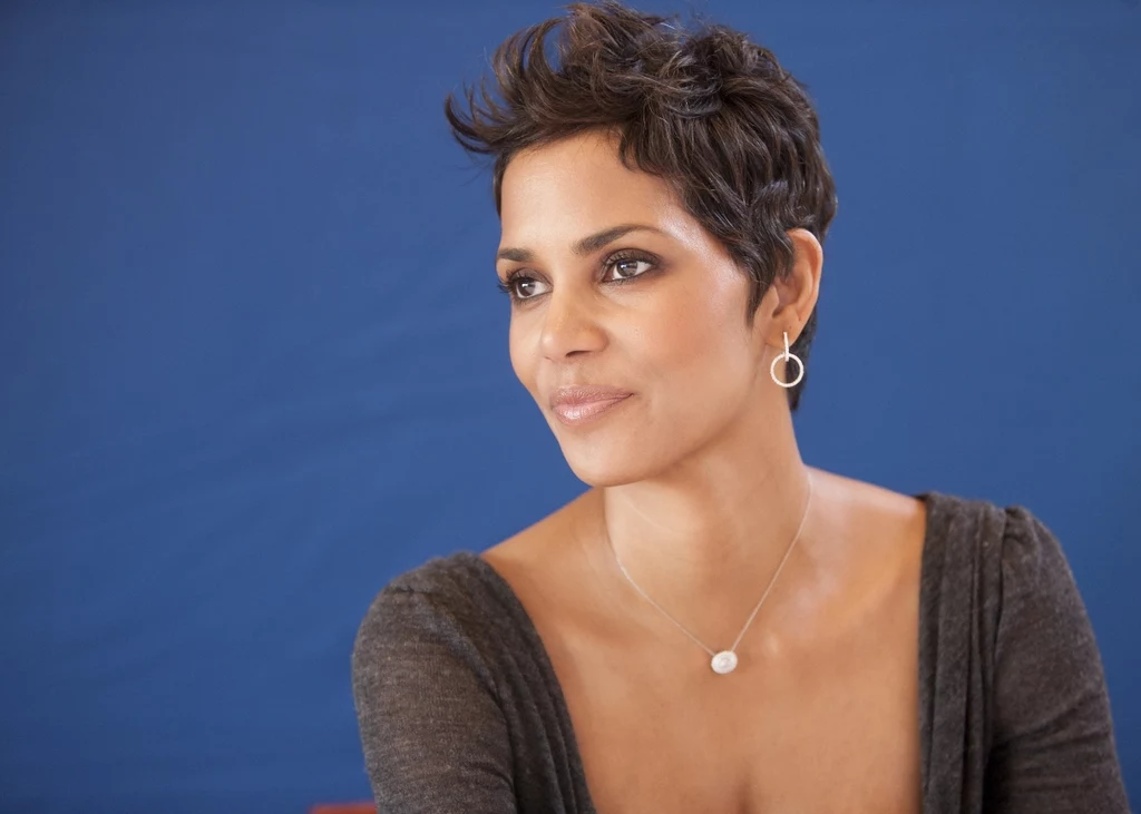 Halle Berry w pixie cut