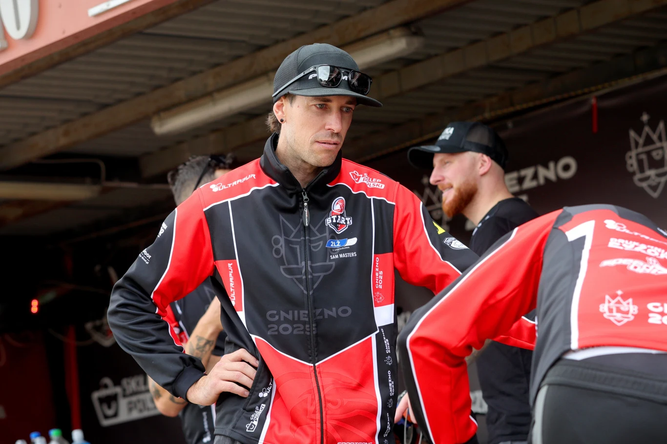 Sam Masters w parku maszyn Startu Gniezno. Sam Masters w parku maszyn Startu Gniezno.