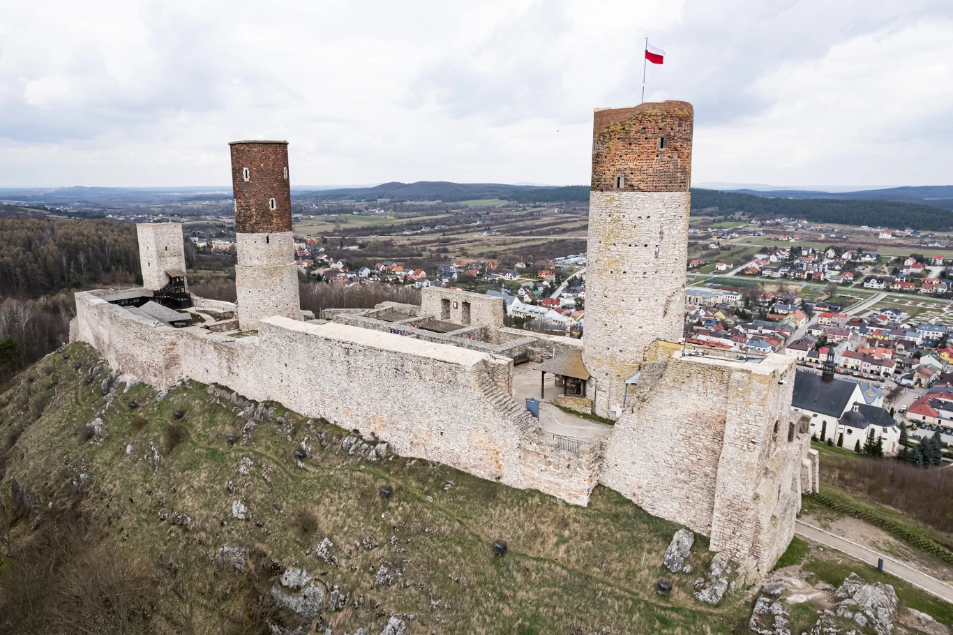 Województwo świętokrzyskie pełne jest wyjątkowych miejsc, które są idealnym celem listopadowych wycieczek. Jednym z nich jest zamek w Chęcinach.