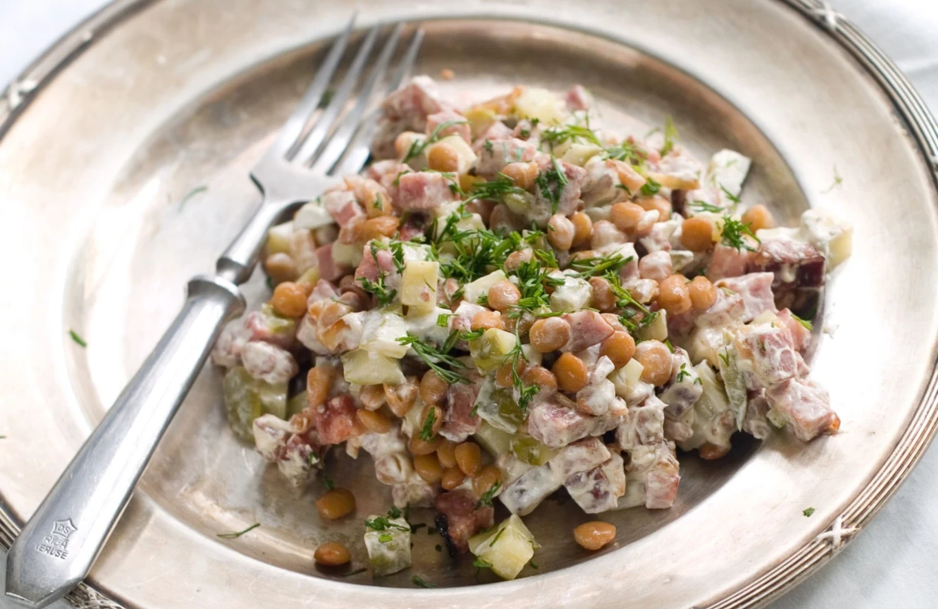 Sałatka z brązowej soczewicy z wyrazistymi dodatkami Sałatka z brązowej soczewicy z wyrazistymi dodatkami