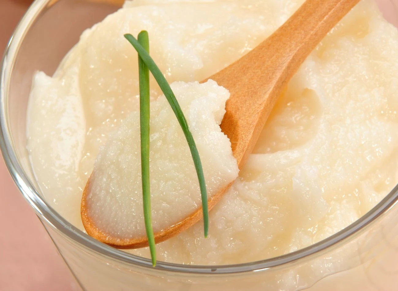 Smalec z gęsi nadaje się nie tylko do jedzenia, ale też do smarowania bolących miejsc Smalec z gęsi nadaje się nie tylko do jedzenia, ale też do smarowania bolących miejsc