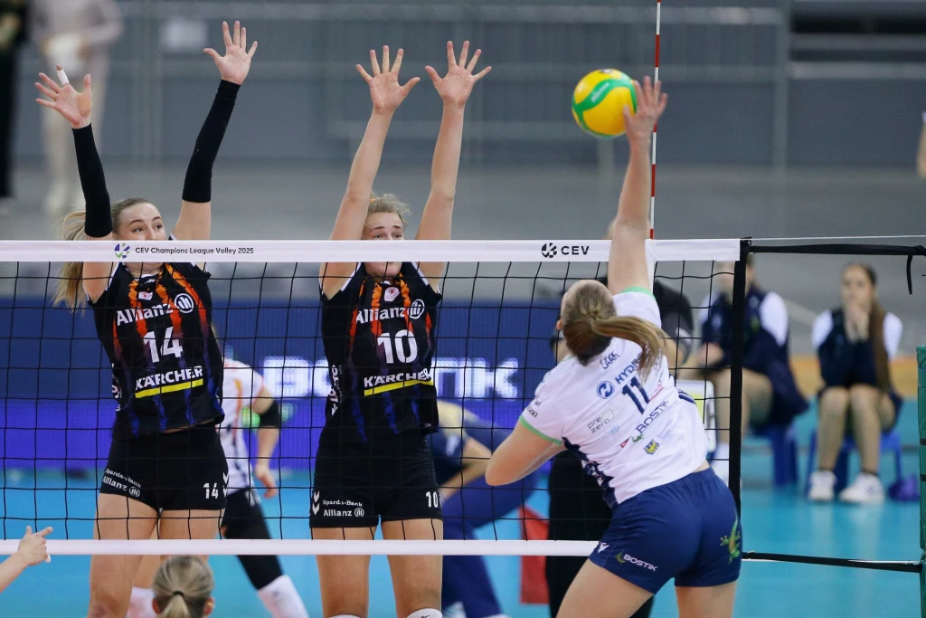 Atakuje Kertu Laak z BKS BOSTIK ZGO Bielsko-Biała