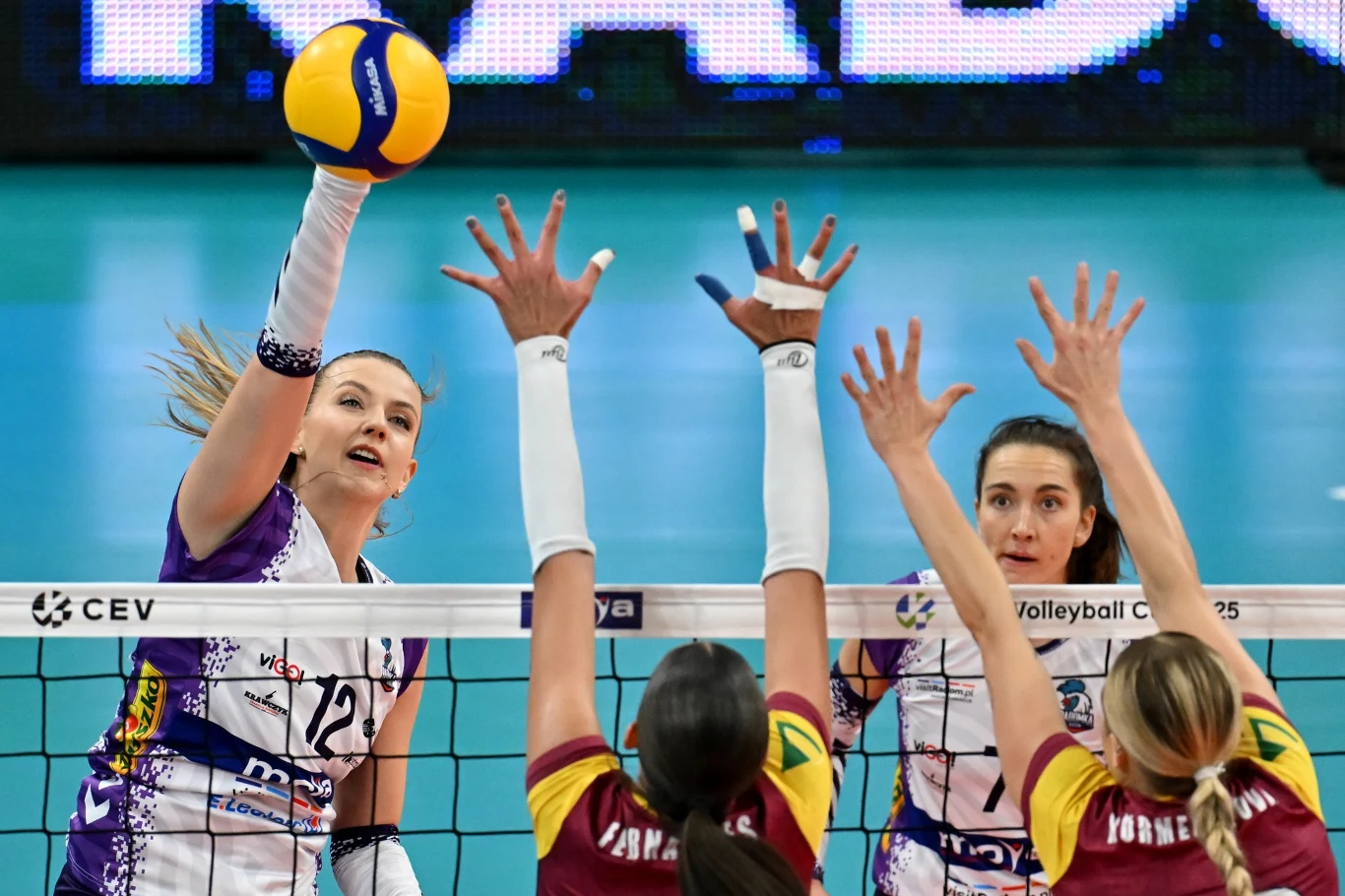 Monika Gałkowska (MOYA Radomka Radom) atakuje w meczu z Duklą Liberec