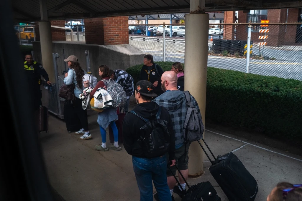 Kobiety częściej niż mężczyźni chcą wyjechać z USA