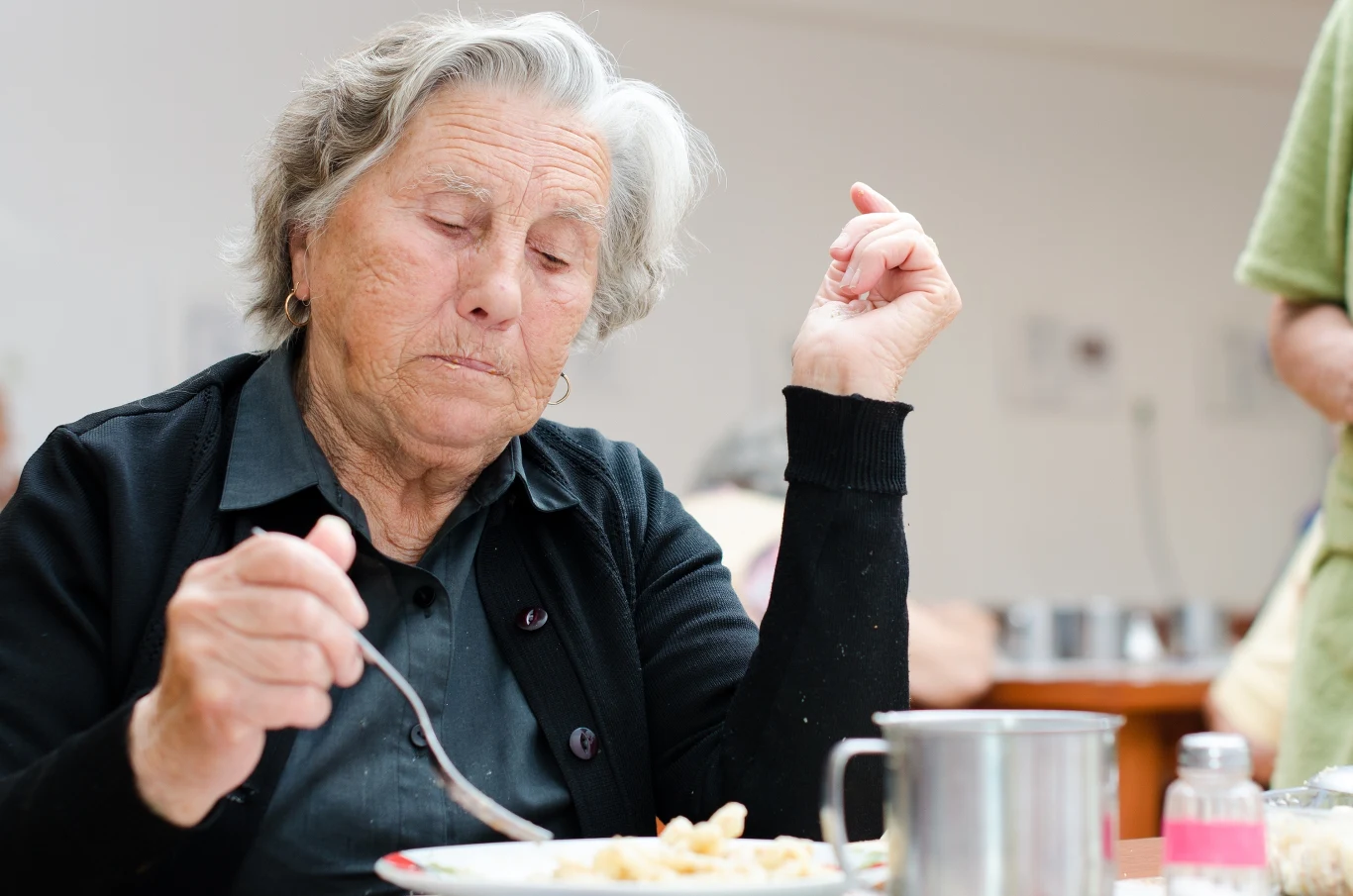 Jakich produktów powinni unikać seniorzy? Niektóre dania zdecydowanie nie są dobrym wyborem.