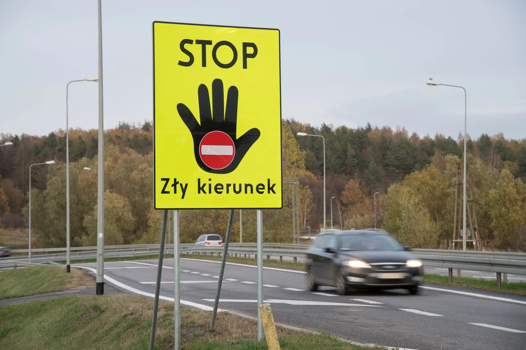 Jak zachować się w sytuacji, gdy ktoś jedzie pod prąd? Na zdjęciu znak drogowy ostrzegawczy "Stop Zły kierunek" na obwodnicy Trójmiasta.