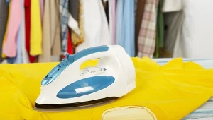 Żelazko zostawia plamy na ubraniach? Tak pozbędziesz się zabrudzeń