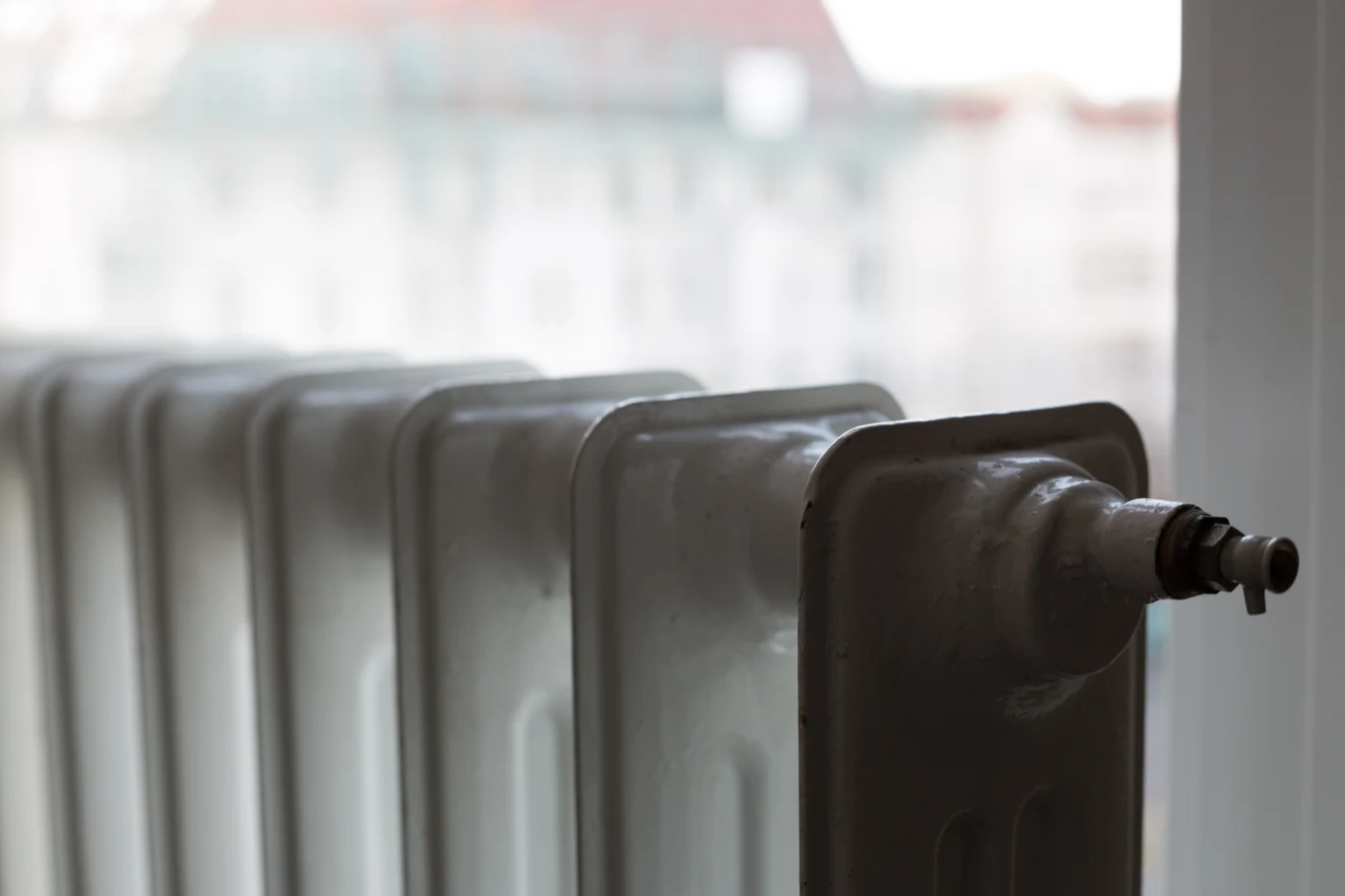 Problem wychładzania budynków dotyczy zwłaszcza starszych bloków, gdzie instalacje cieplne są połączone.