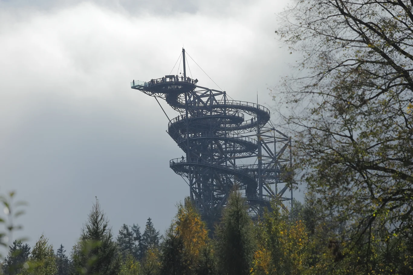 Wieża widokowa Sky Walk to jedna z większych atrakcji Świeradowa-Zdroju, która przyciąga turystów niczym magnes.