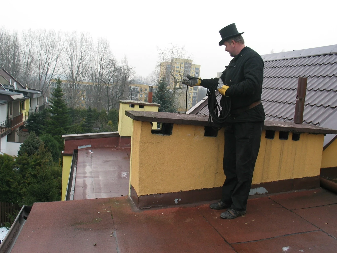 Przegląd kominiarski powinien być wykonywany co najmniej raz w roku