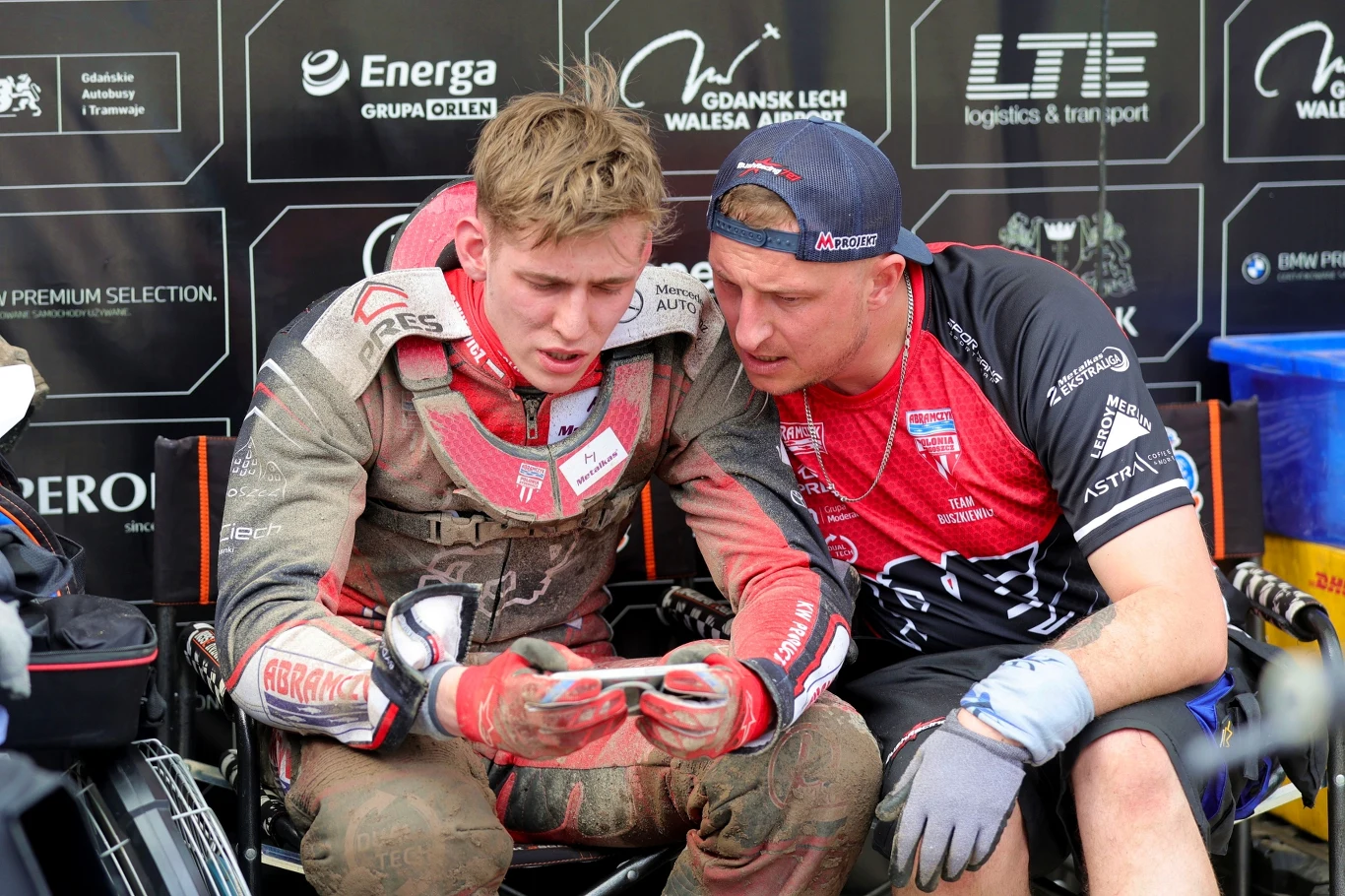 Oliwer Buszkiewicz i Adrian Gomólski analizują poprzedni bieg. Oliwer Buszkiewicz i Adrian Gomólski analizują poprzedni bieg.