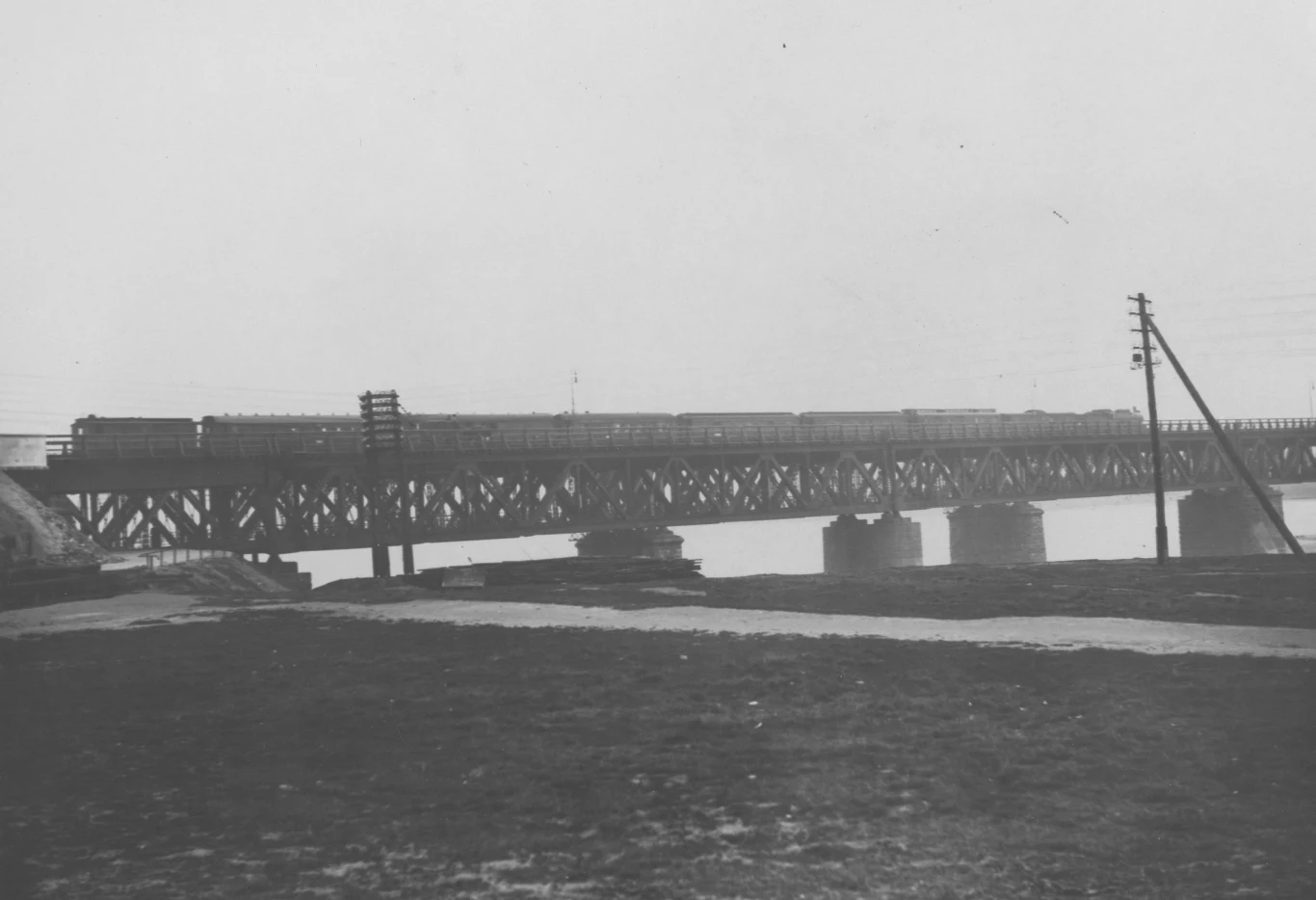 Pociąg mknący przez warszawski most Przy Cytadeli. Fotografia z 1926 roku