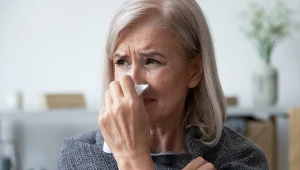 To najczęstsza przyczyna zapalenia zatok. Ból i katar to pierwsze objawy