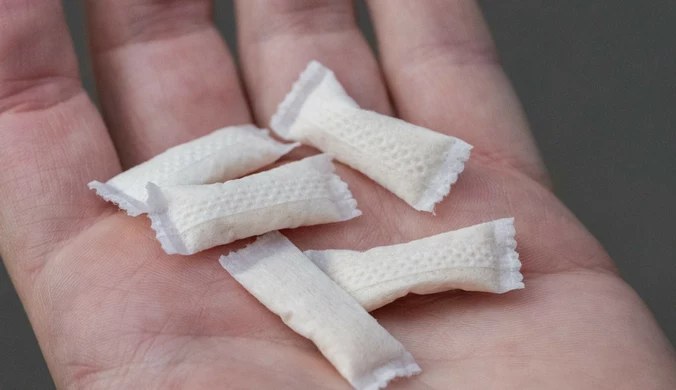 Woreczkami chcą zastąpić papierosy. Czy snus jest szkodliwy?