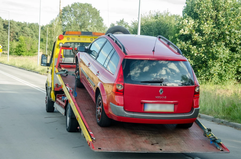 Pijana kierująca Renault Megane wjechała w ścianę domu jednorodzinnego