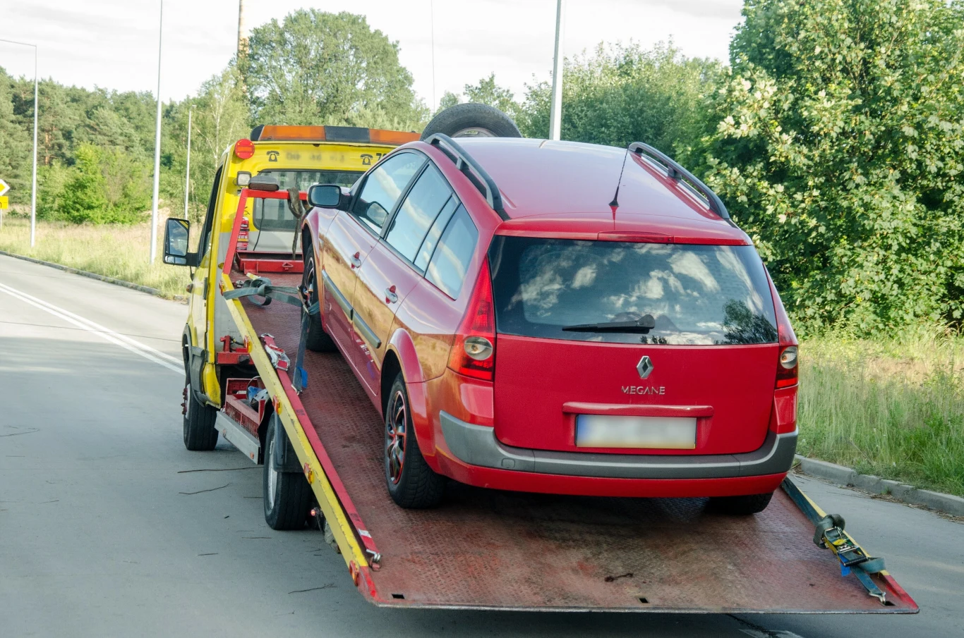 Pijana kierująca Renault Megane wjechała w ścianę domu jednorodzinnego Pijana kierująca Renault Megane wjechała w ścianę domu jednorodzinnego