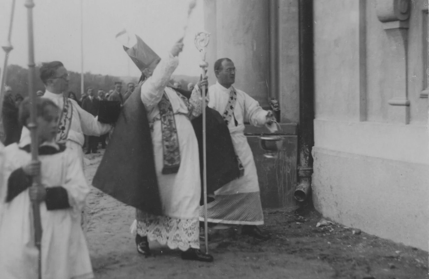 Prymas Polski ks. kard. August Hlond podczas uroczystości w 1930 roku Prymas Polski ks. kard. August Hlond podczas uroczystości w 1930 roku