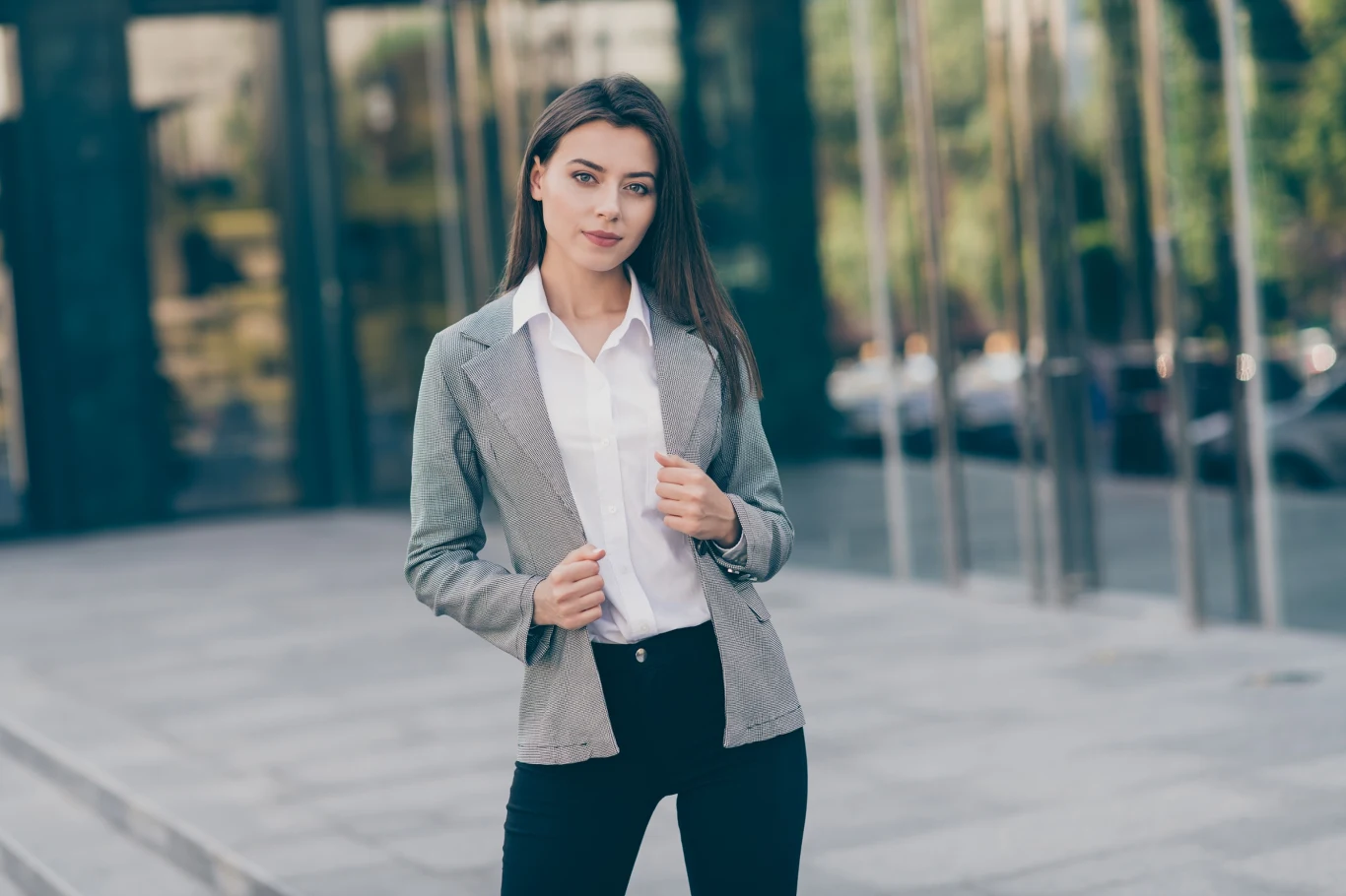 Francuzki to także mistrzynie w dobieraniu fasonów. Ich stój nigdy nie będzie wiec ani za ciasny, ani za luźny Francuzki to także mistrzynie w dobieraniu fasonów. Ich stój nigdy nie będzie wiec ani za ciasny, ani za luźny