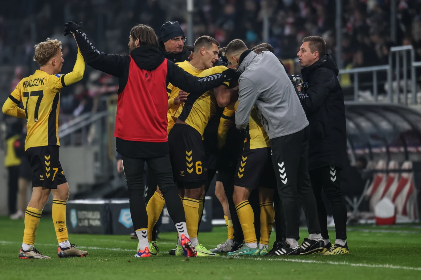 Adrian Błąd zdobył dla GKS-u Katowice bramkę strzałem z blisko 30 metrów Adrian Błąd zdobył dla GKS-u Katowice bramkę strzałem z blisko 30 metrów