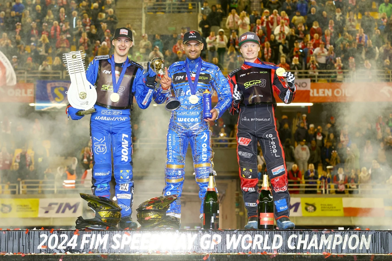 Wiktor Przyjemski, Bartosz Zmarzlik, Maksymilian Pawełczak, mistrzowie SGP w 2024. Wiktor Przyjemski, Bartosz Zmarzlik, Maksymilian Pawełczak, mistrzowie SGP w 2024.