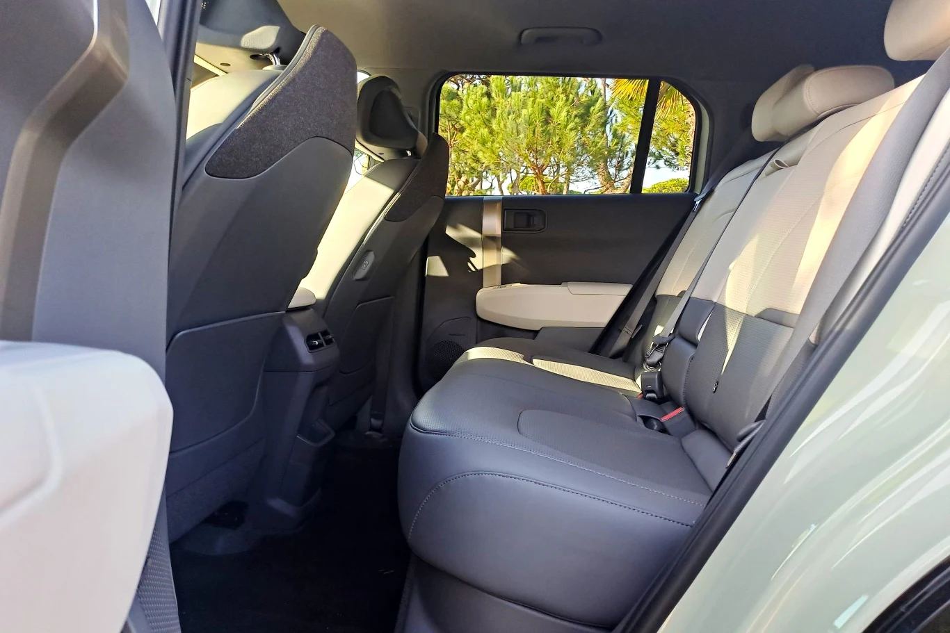 Kia EV3 oferuje dużo przestrzeni w drugim rzędzie foteli. Nie bez znaczenia jest tutaj rozstaw osi wynoszący 2 680 mm - taki sam jak w Kii Sportage. Kia EV3 oferuje dużo przestrzeni w drugim rzędzie foteli. Nie bez znaczenia jest tutaj rozstaw osi wynoszący 2 680 mm - taki sam jak w Kii Sportage.