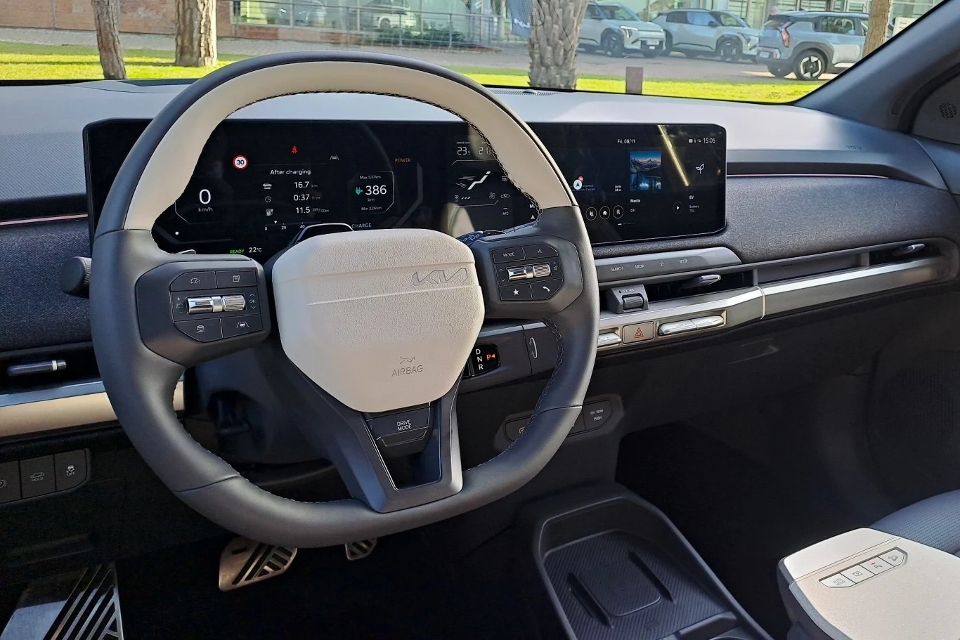 Kia EV3 wyposażona jest w dwa ekrany o przekątnej 12,3-cali (wyświetlacze wskaźników i multimediów) oraz 5,3-calowy ekran do obsługi klimatyzacji. Kia EV3 wyposażona jest w dwa ekrany o przekątnej 12,3-cali (wyświetlacze wskaźników i multimediów) oraz 5,3-calowy ekran do obsługi klimatyzacji.