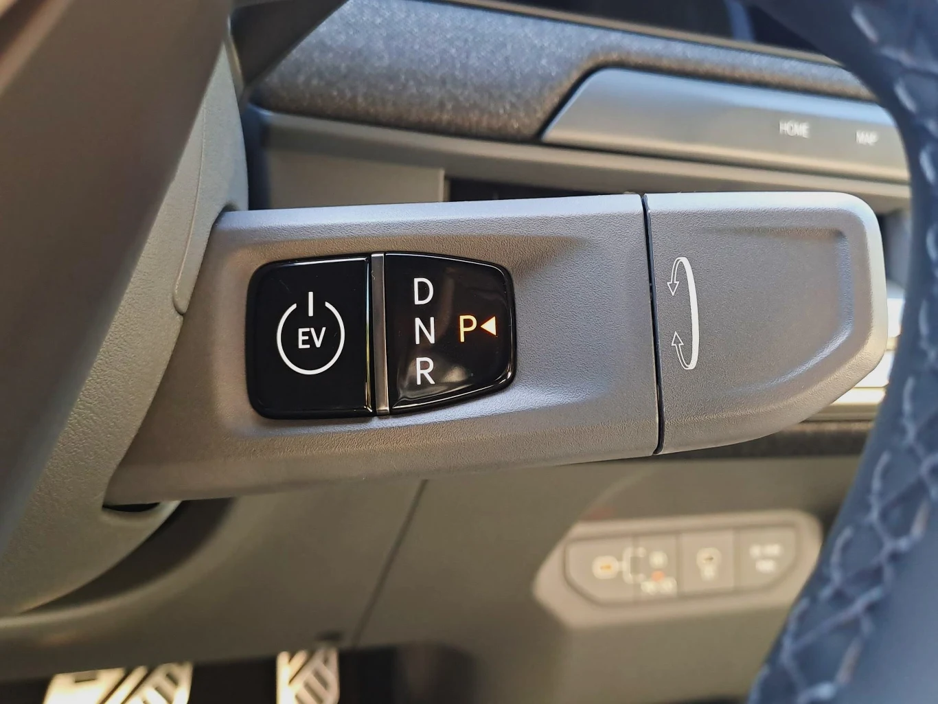 Dźwignia zmiany biegów w Kii EV3 znajduje się przy kierownicy. Rozwiązanie znane m.in. z aut grupy Volkswagen w koreańskim modelu sprawdza się całkiem nieźle. Dźwignia zmiany biegów w Kii EV3 znajduje się przy kierownicy. Rozwiązanie znane m.in. z aut grupy Volkswagen w koreańskim modelu sprawdza się całkiem nieźle.