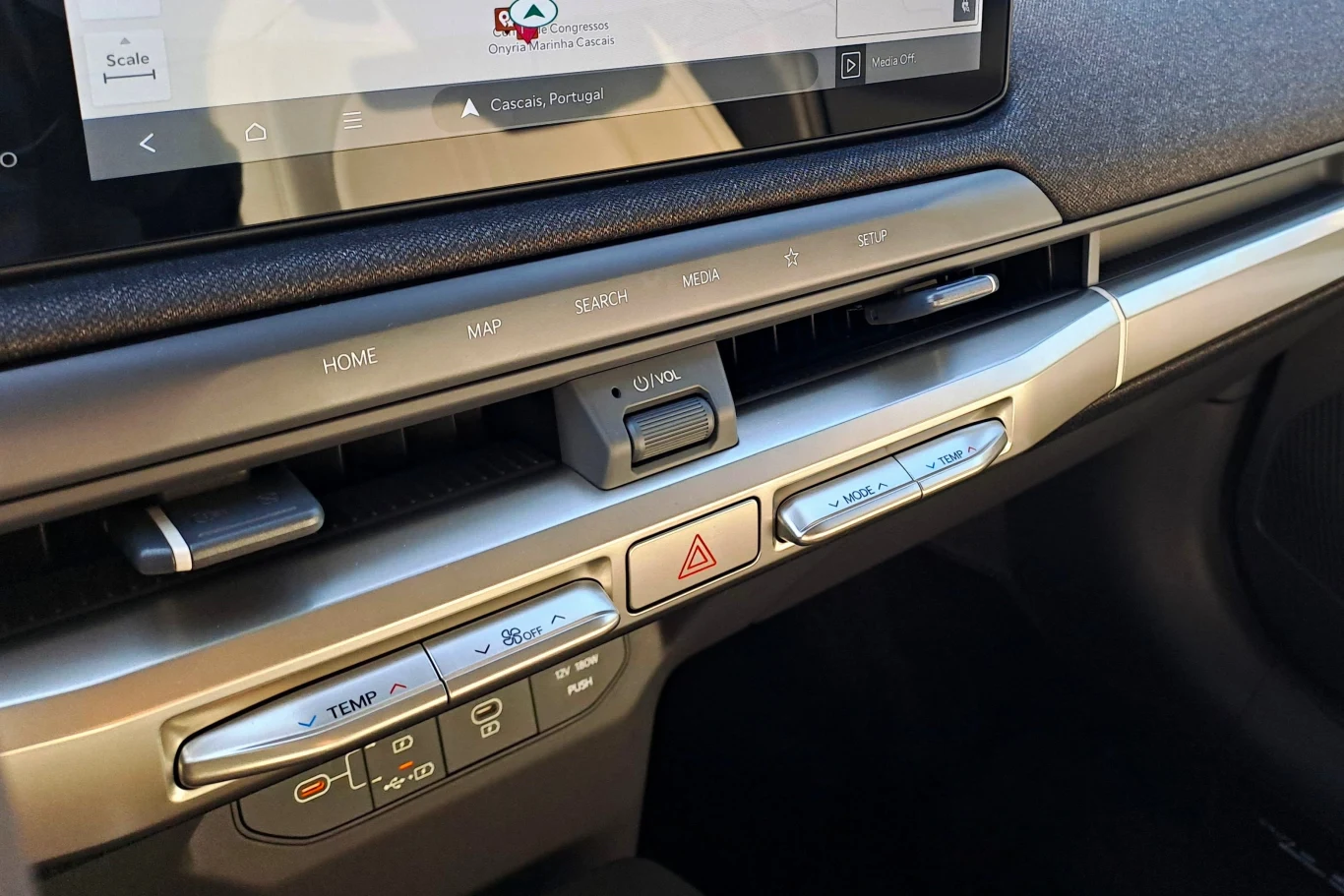 Wnętrze Kii EV3 jest zdominowane przez ekrany. Cześć funkcji można jednak obsługiwać za pomocą przycisków i dźwigni. Wnętrze Kii EV3 jest zdominowane przez ekrany. Cześć funkcji można jednak obsługiwać za pomocą przycisków i dźwigni.