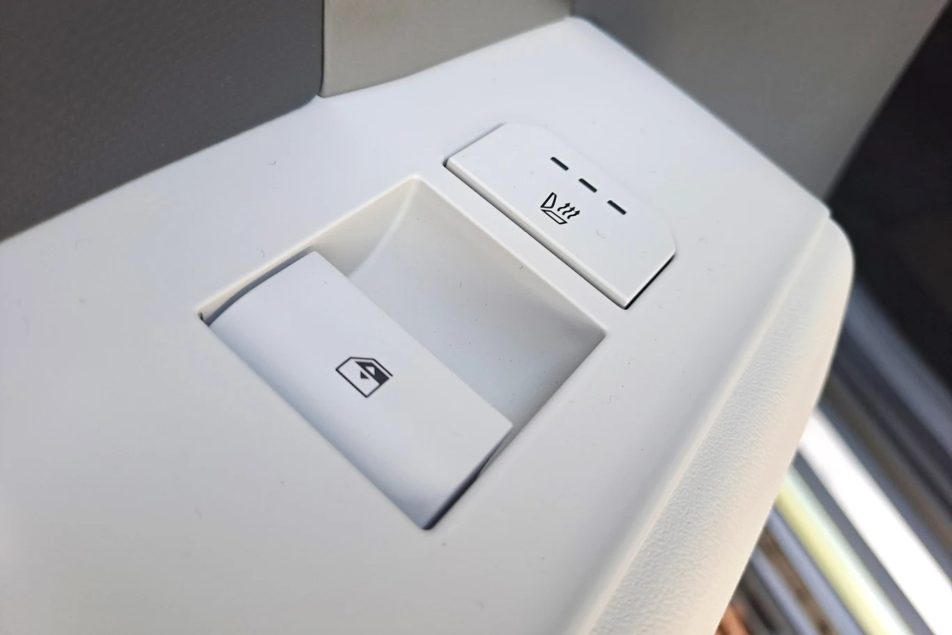 W specjalnym pakiecie wyposażenia dodatkowego Kia EV3 może być wyposażona w podgrzewanie skrajnych siedzeń w drugim rzędzie. W specjalnym pakiecie wyposażenia dodatkowego Kia EV3 może być wyposażona w podgrzewanie skrajnych siedzeń w drugim rzędzie.